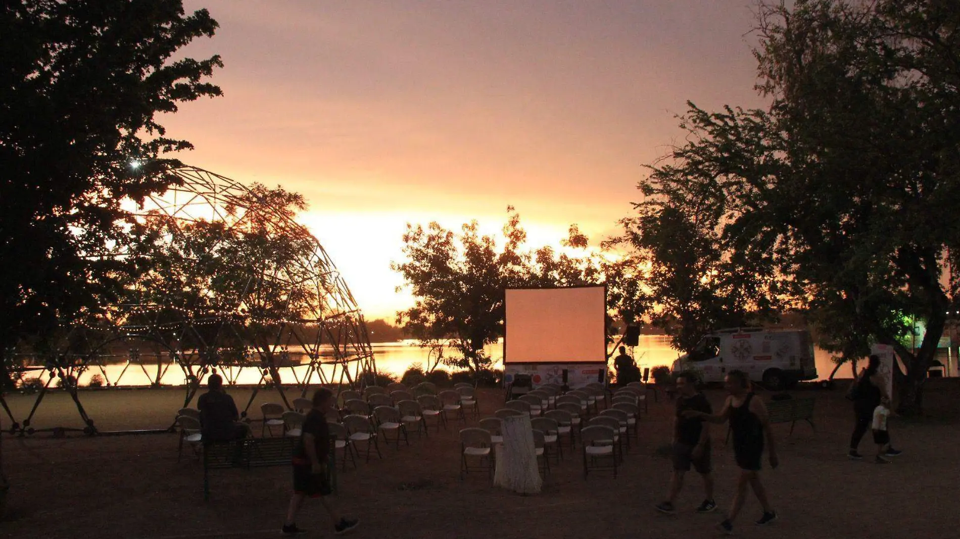 Función al aire libre del proyecto Cine Móvil ToTO